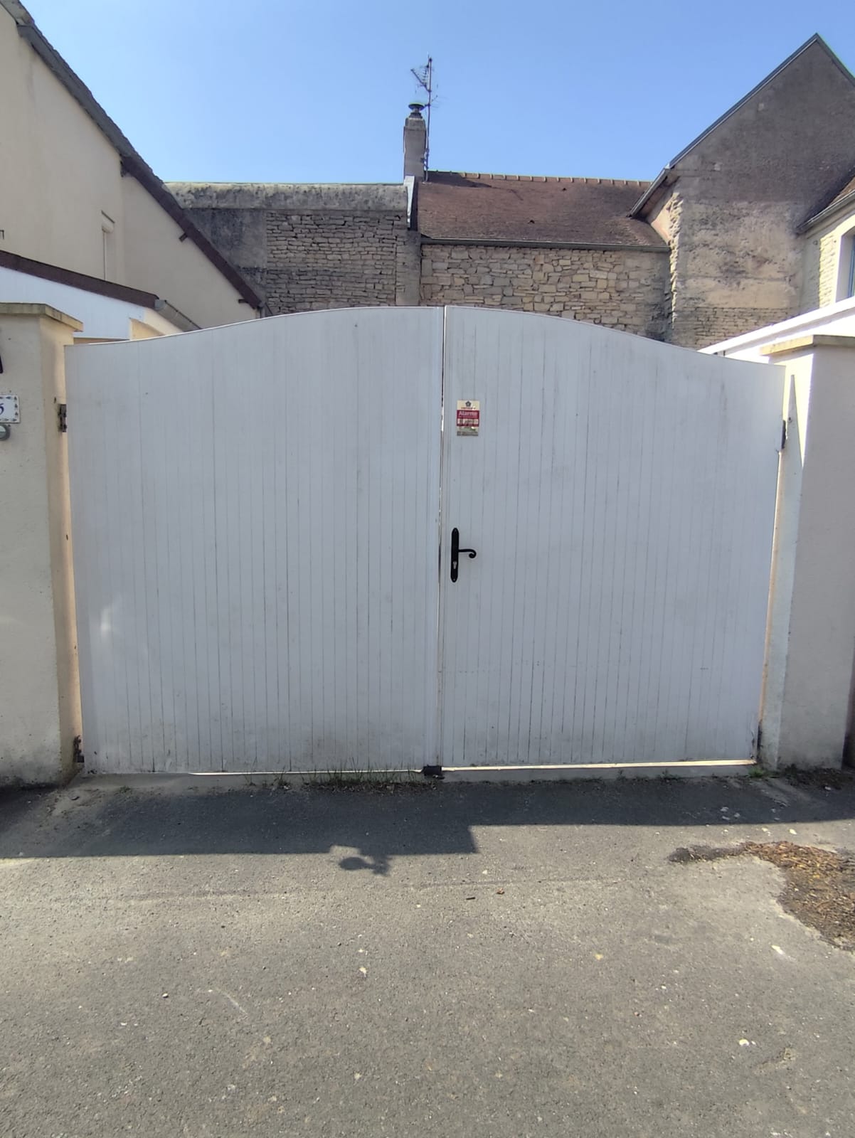 Ancien portail blanc devant une maison — photo avant